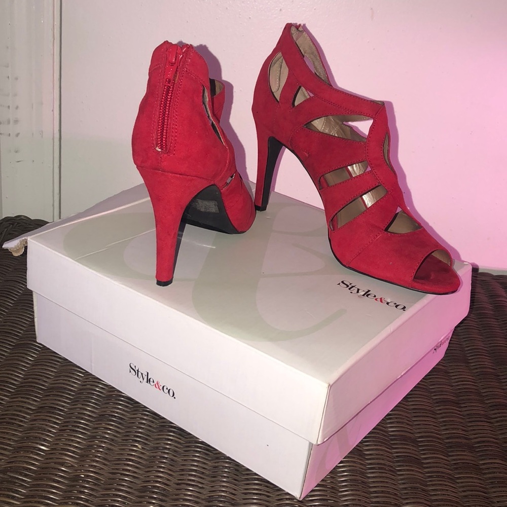 Zip in the back and feels comfortable to walk in.